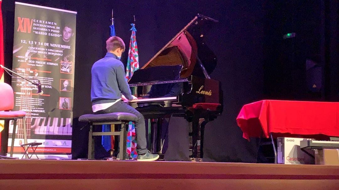 Momento de la interpretación de Manuel JIménez en el certamen