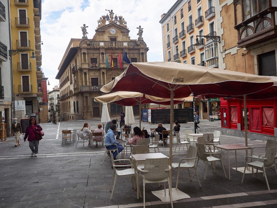 Las terrazas de la Plaza Consistorial de Pamplona se preparan para la entrada en la fase 3 de la desescalada en Pamplona
