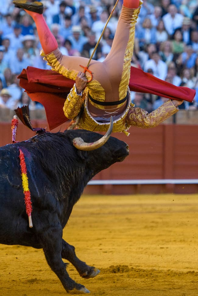 SEVILLA. 17/04/2026. - El diestro Pablo Aguado sufre un revolcón en su faena al segundo de su lote durante la corrida de séptima de abono que se ha celebrado este viernes en la Plaza de Toros de La Maestranza, en Sevilla. EFE/ Raúl Caro.