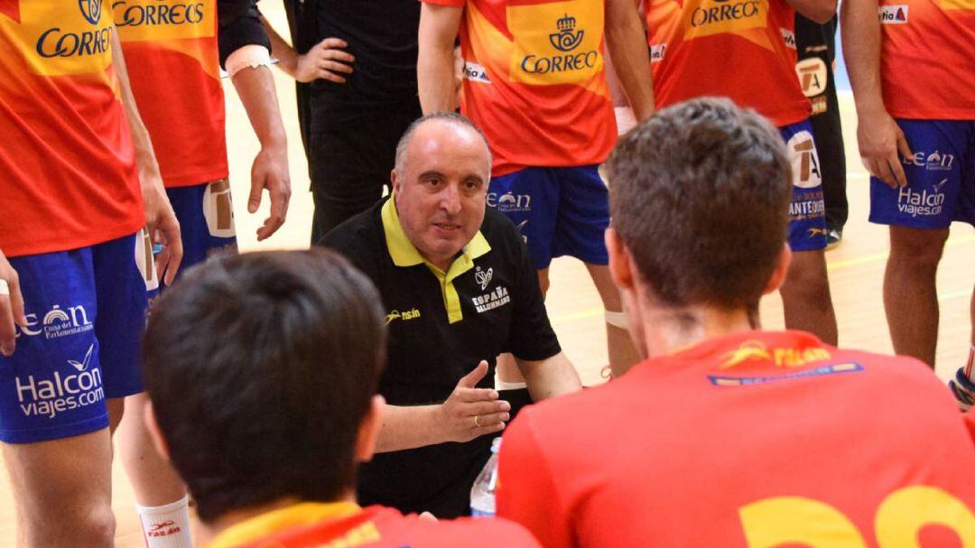 Alberto Suárez dando instrucciones a jugadores de la selección española