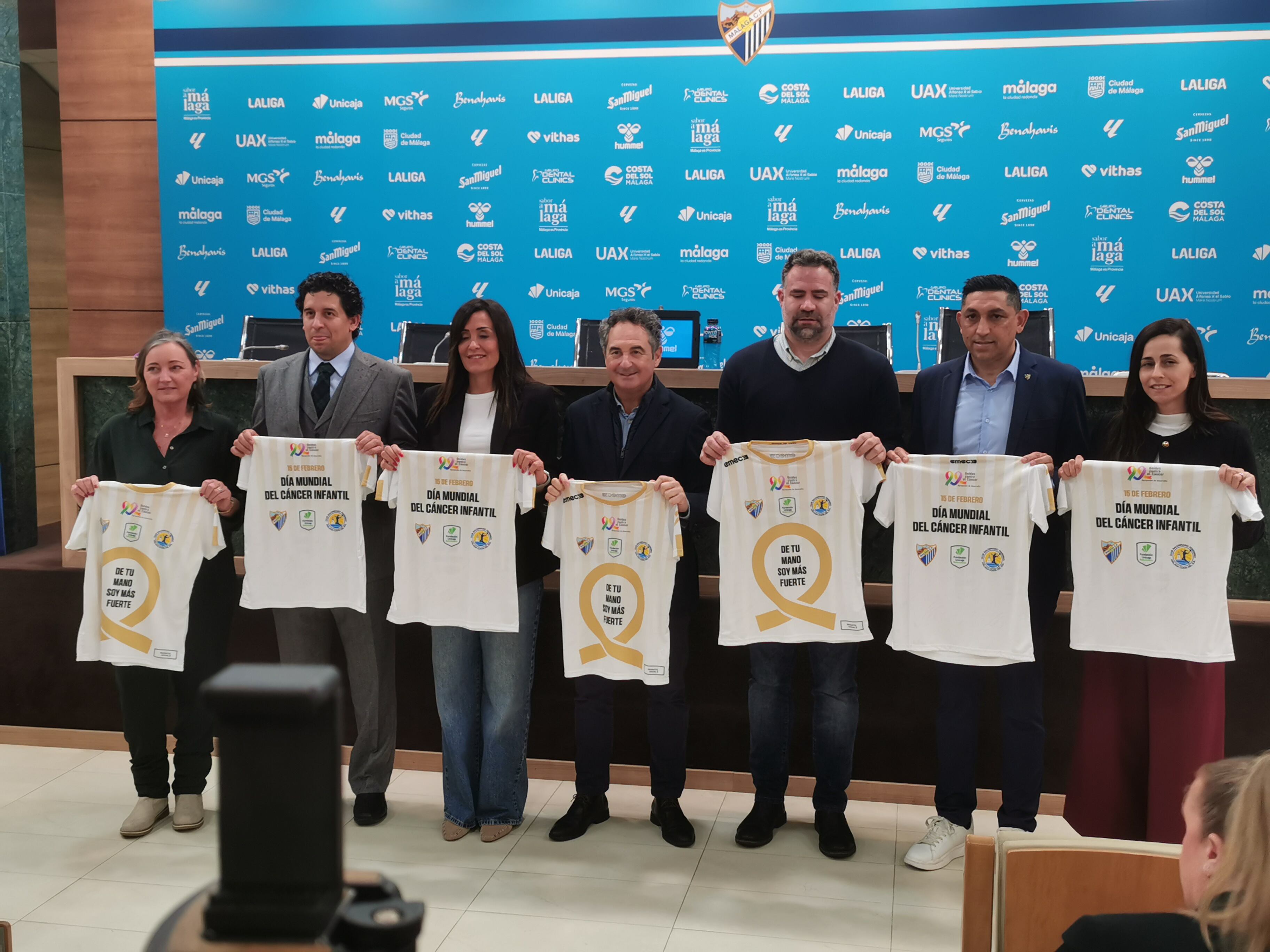Representantes de los clubes y de la Agrupación Unidos contra el Cáncer