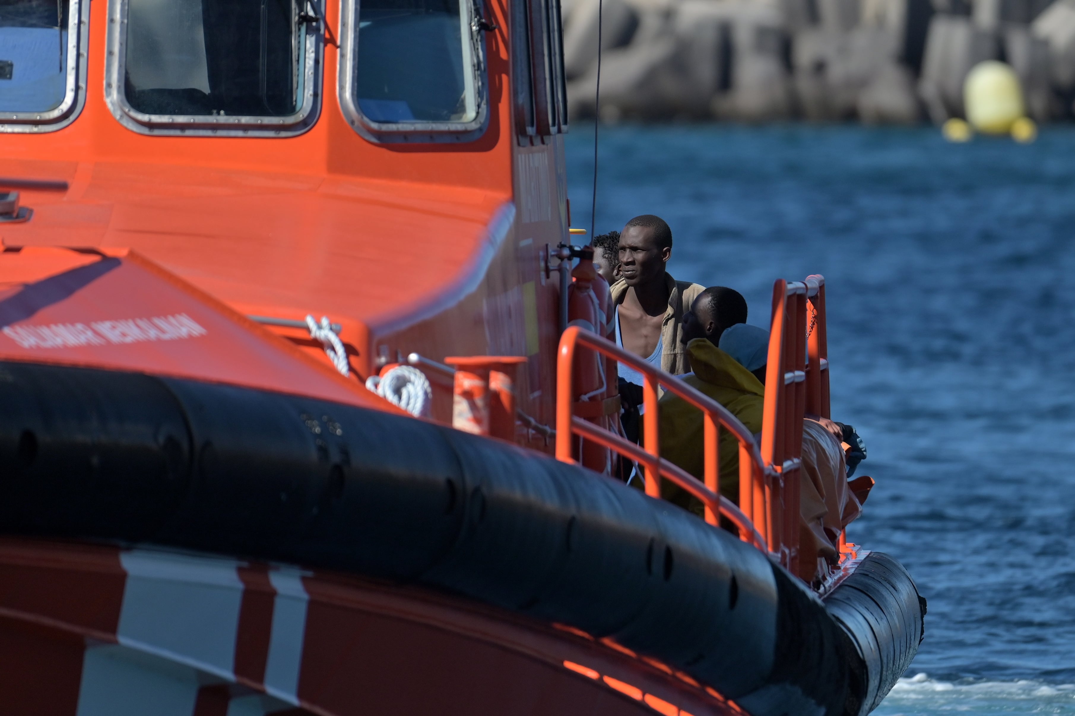 GRAFCAN4781. LA RESTINGA (EL HIERRO) (ESPAÑA), 30/09/2024.- Dos cayucos con un total de 112 personas han llegado este lunes por la mañana al puerto de La Restinga, en El Hierro, uno con 77 ocupantes y otro con 35. En la imagen, llegada al muelle de grupo de 35 personas a bordo de un barco de Salvamento Marítimo. EFE/Gelmert Finol
