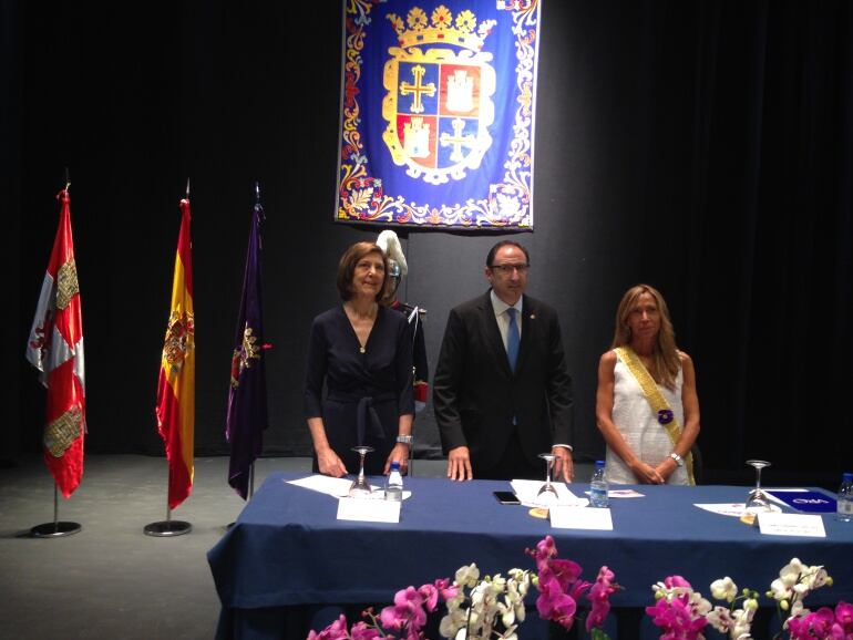 Águeda de la Pisa (i), Alfonso Polanco (c) y Carmen Fernández (d)