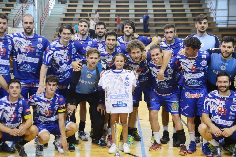 La plantilla del Ademar posa con una joven aficionada tras el primer partido del verano