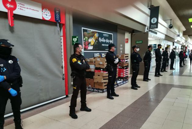 Agentes de Policía Nacional y Local se han sumado a los aplausos en Carrefour este viernes