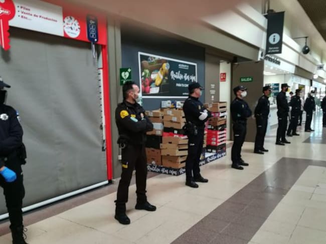 Agentes de Policía Nacional y Local se han sumado a los aplausos en Carrefour este viernes