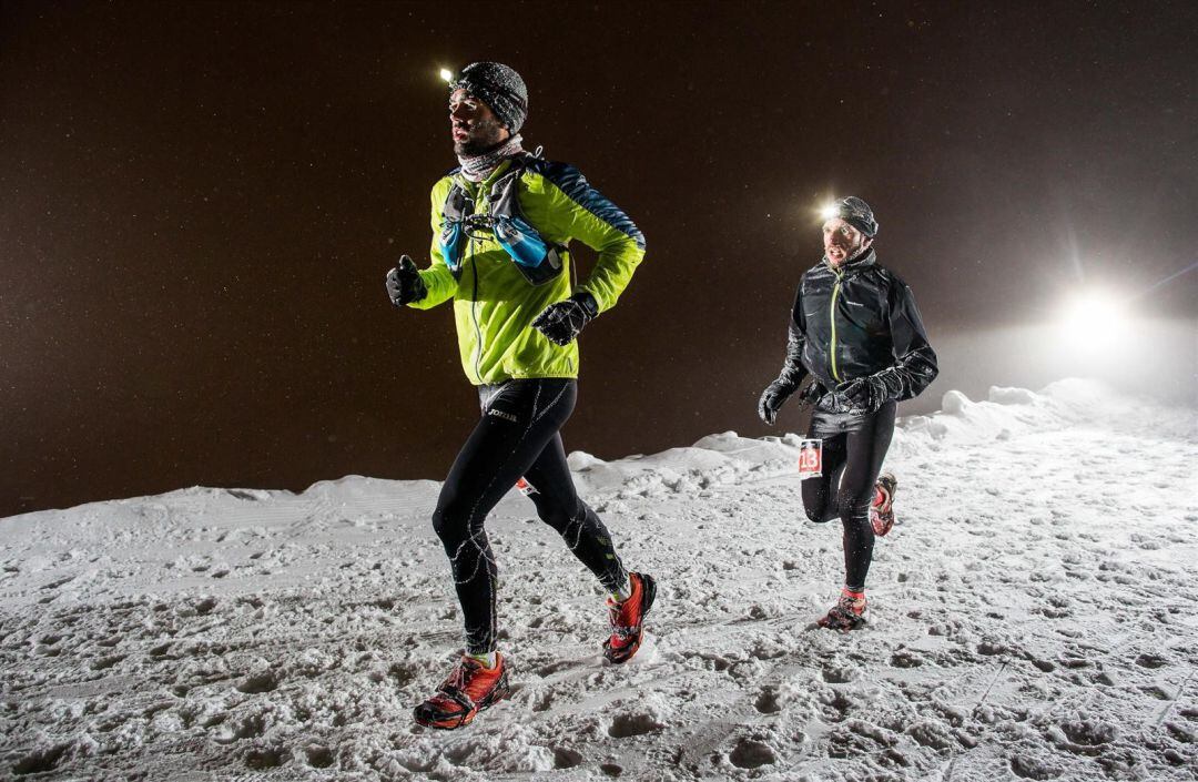 Dos de los participantes del Campeonato de España de Snow Running celebrado en Sierra Nevada