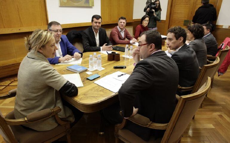 La consejera de Economía, Marta Gastón, acompañada por el director general de Energía y Minas, Alfonso Gómez, durante la reunión con la Asociación de Comarcas Mineras de España