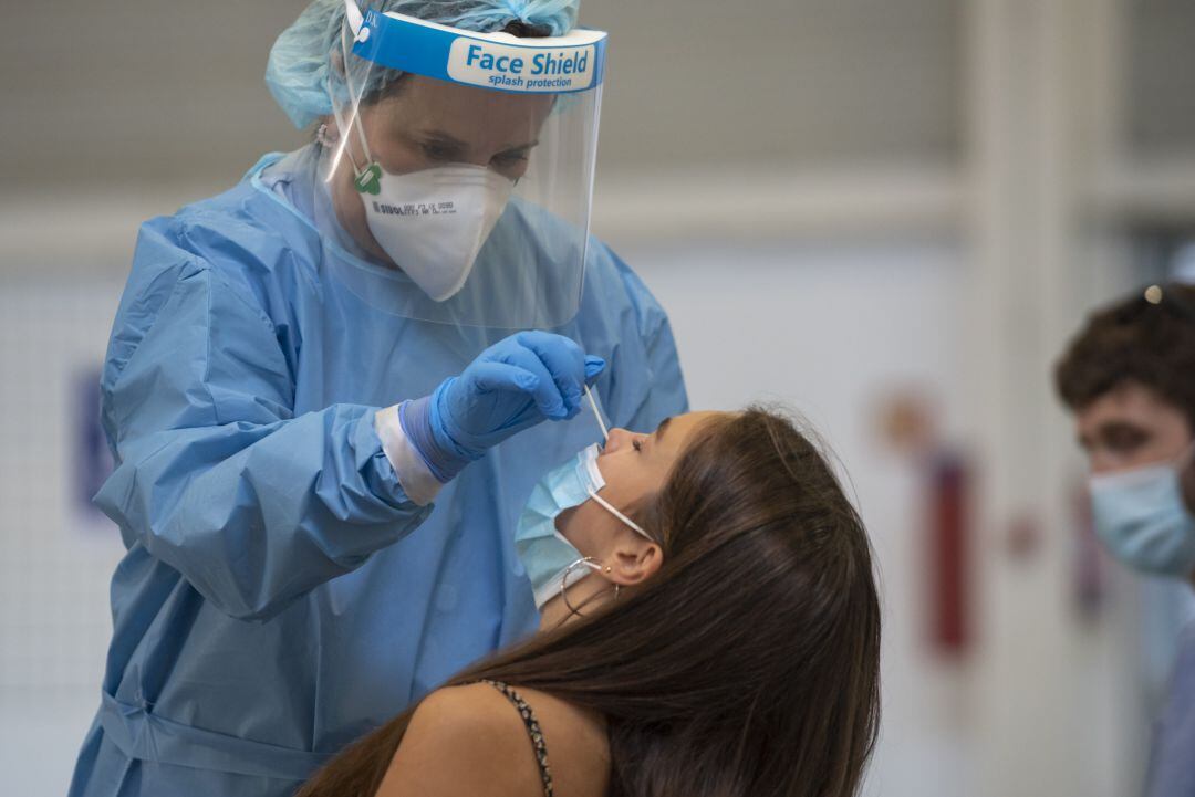 Una mujer sometiéndose a una prueba PCR. 