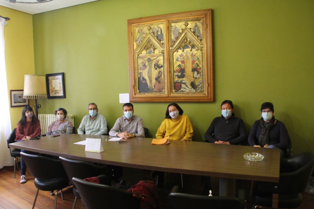 Raquel Gilsanz, primera por la derecha junto con el resto de concejales del equipo de Gobierno de Cuéllar