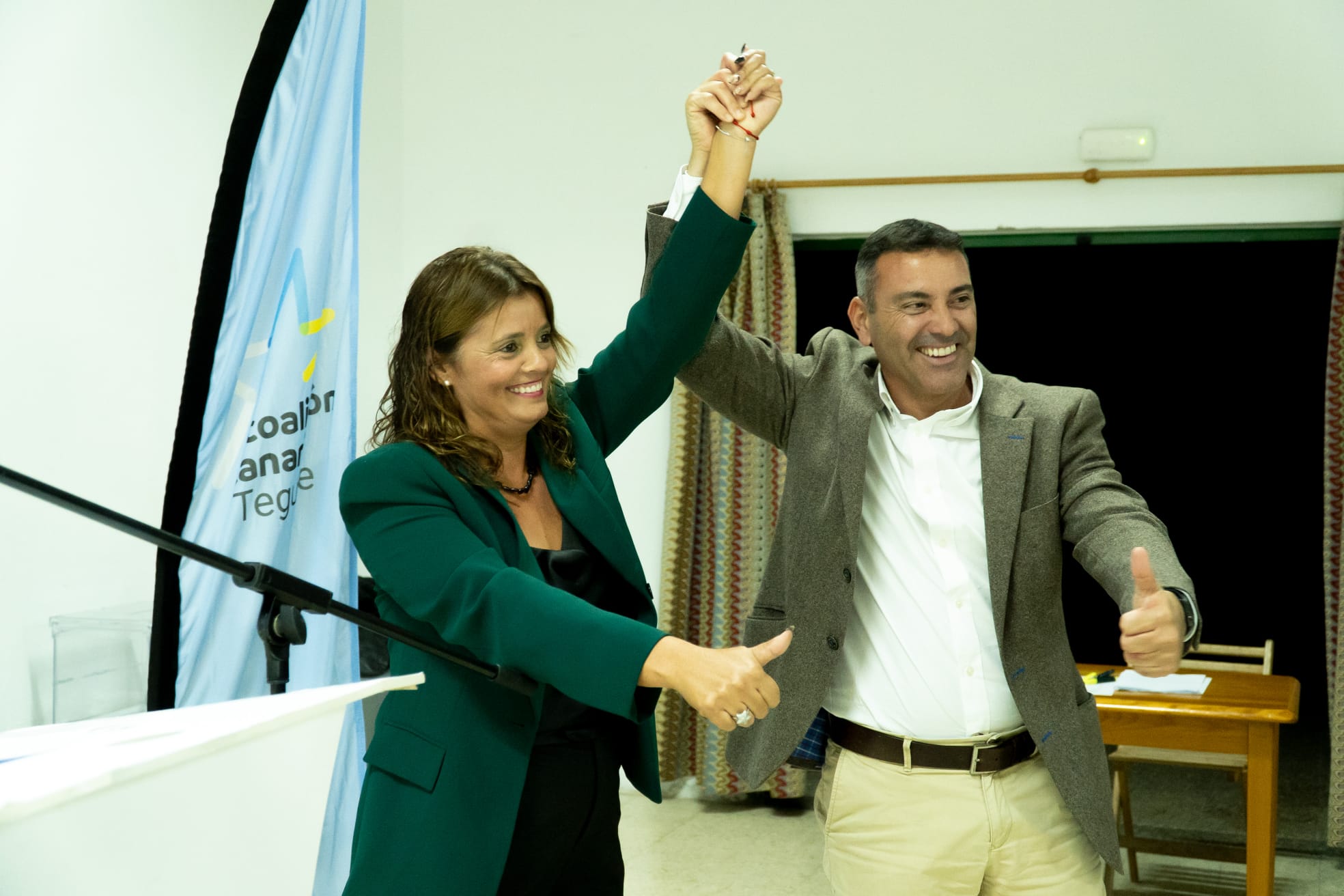 Olivia Duque junto al actual alcalde de Teguise y compañero de partido, Oswaldo Betancort.