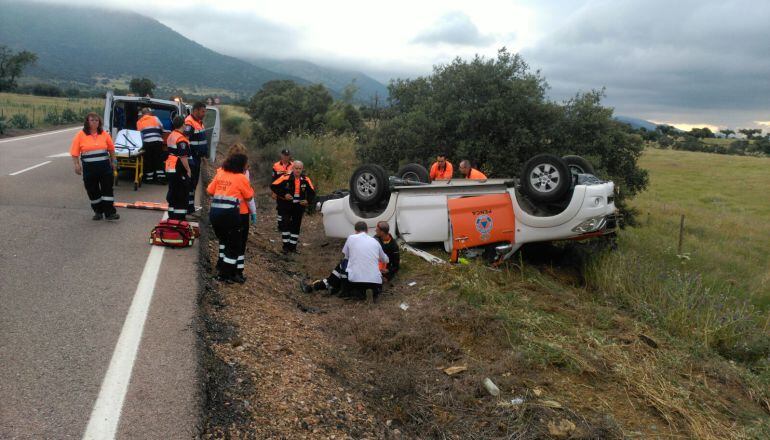 El veh&iacute;culo siniestrado en la EX-102