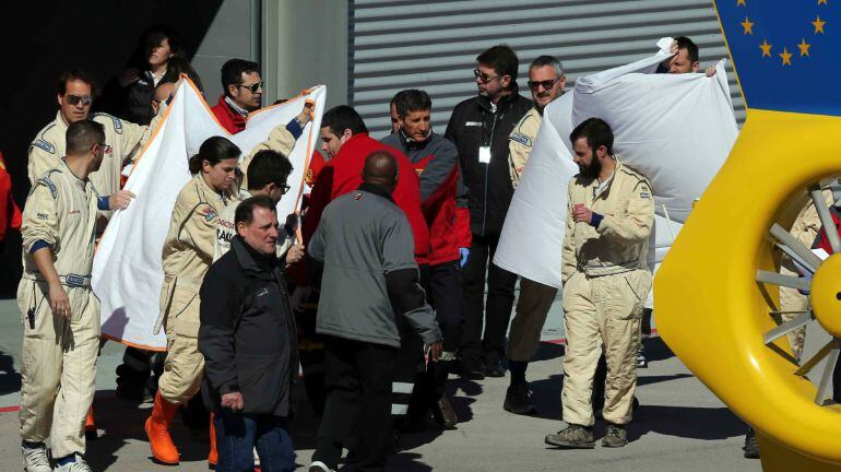 El piloto español de McLaren, Fernando Alonso, evacuado en helicóptero tras un accidente durante la cuarta tanda de entrenamientos en el Circuit de Catalunya