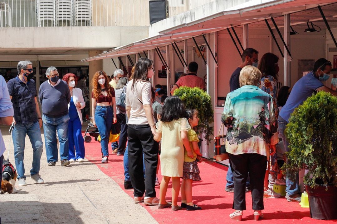 Casetas instaladas en el Templo de Diana con motivo de la Feria del Libro de Mérida