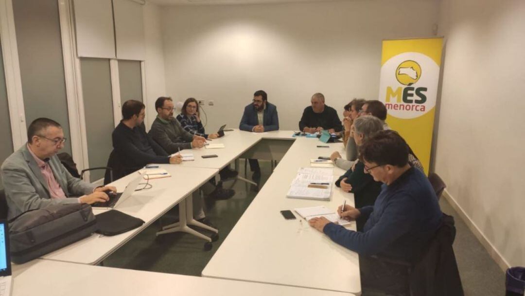 El senador es va trobar amb representants polítics de Més i d'entitats polítiques locals afins.