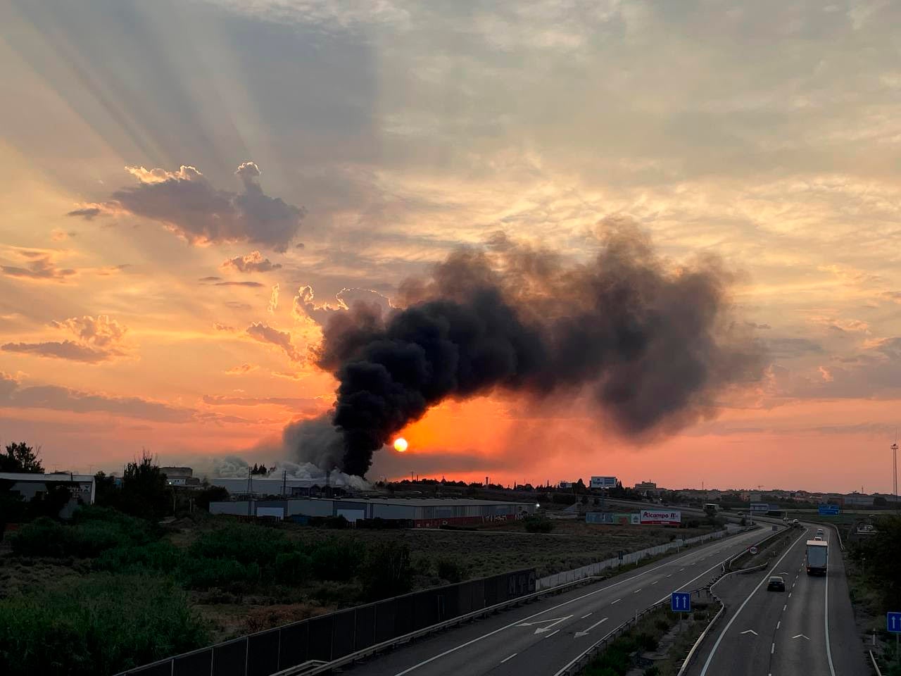 UTEBO (ZARAGOZA), 05/08/2024.- Protección Civil ha ordenado el confinamiento de la población del término municipal de Utebo (Zaragoza) y de los alrededores por el incendio que afecta a una fábrica de productos químicos y que ha provocado una nube tóxica de cloro. EFE/Javier Belver
