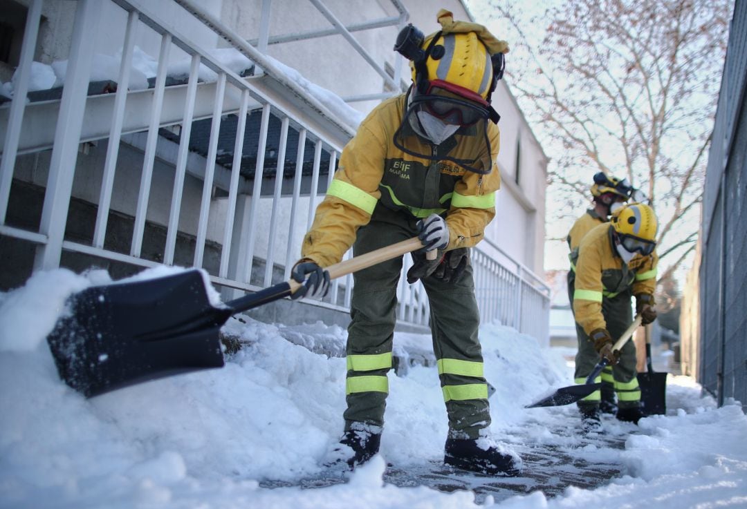 Varias militares de las Brigadas de Refuerzo de Incendios Forestales (BRIF) colaboran en la limpieza del hielo y nieve