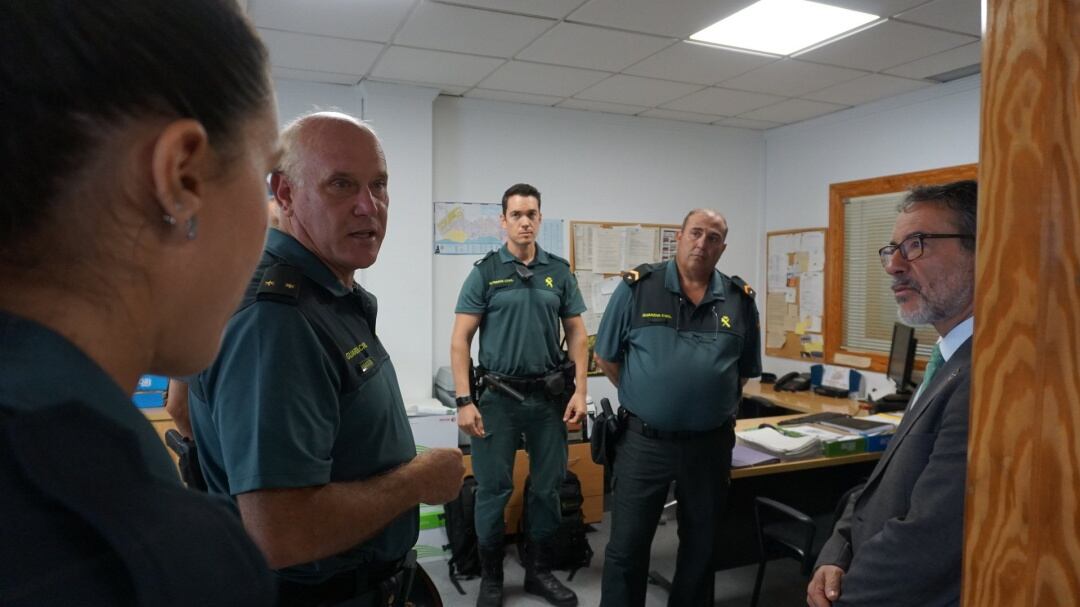 El Delegado de Gobierno, Francisco Jiménez, charlando con algunos guardias civiles tras la presentación del Plan Turismo Seguro 2019