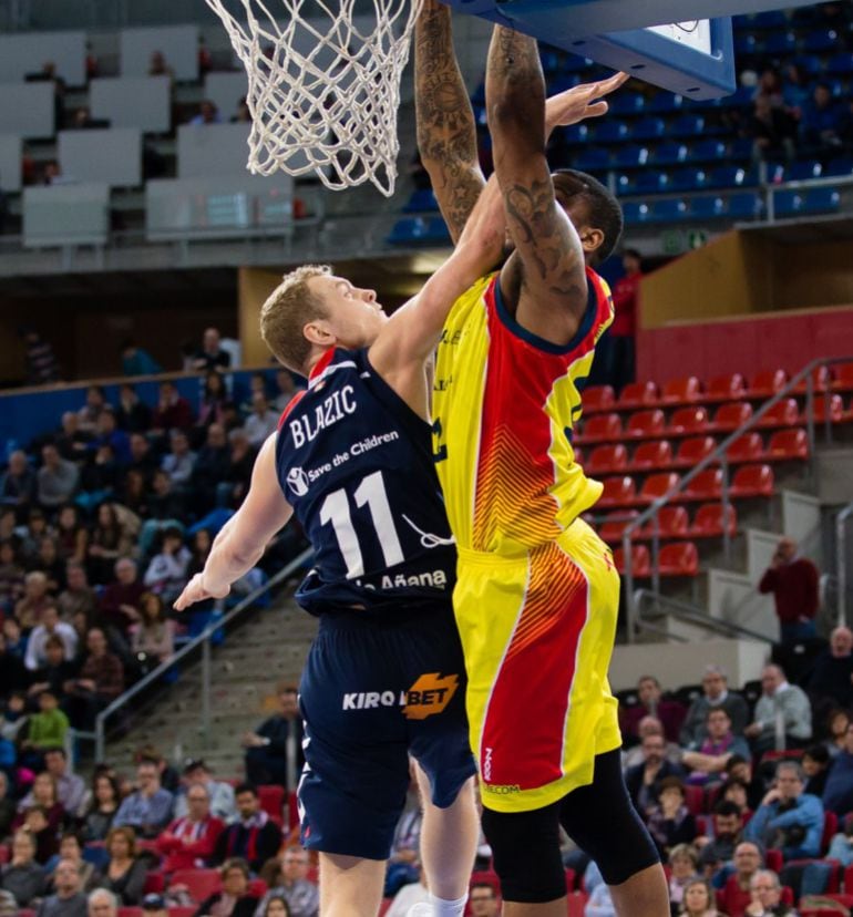 Blazic intenta taponar la entrada a canasta de un jugador del Andorra.