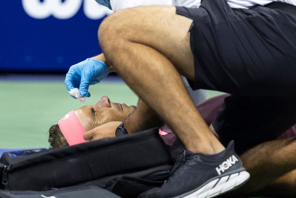 Rafa Nadal, atendido durante el partido contra Fognini. (Photo by COREY SIPKIN / AFP) (Photo by COREY SIPKIN/AFP via Getty Images)