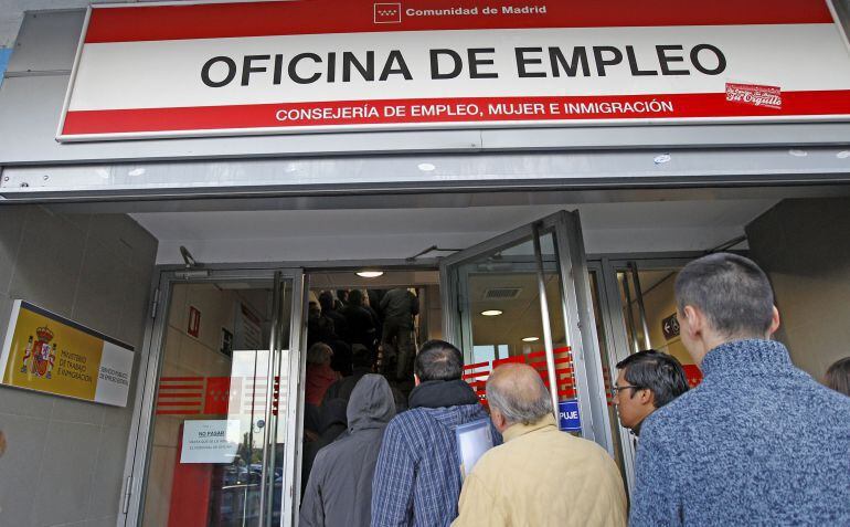 Colas ante una oficina de empleo