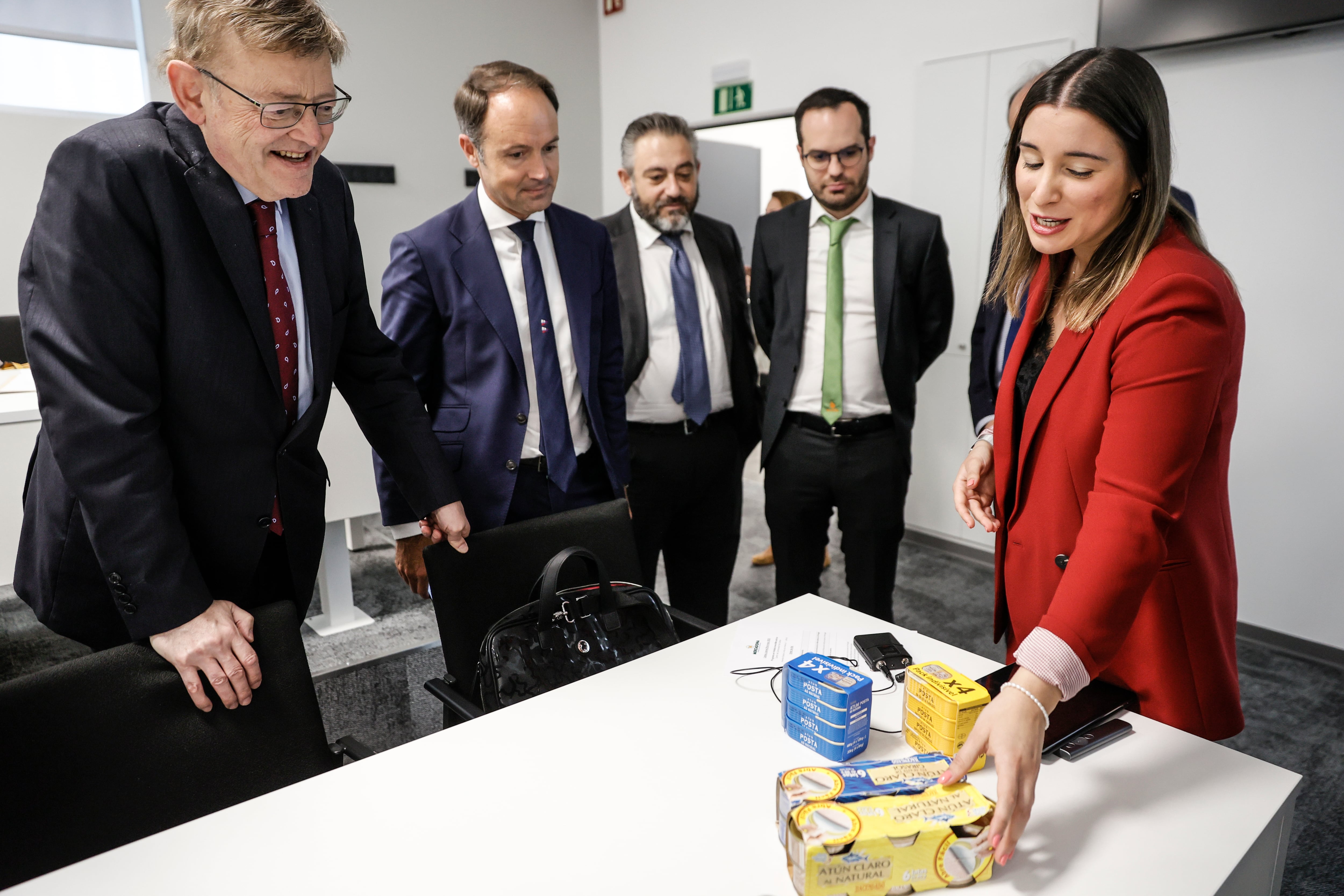 El president de la Generalitat, Ximo Puig (izqda), atiende las explicaciones de Ines Santos, responsable de Relaciones Institucionales de Mercadona en Portugal durante su visita al centro de coinnovacion de la empresa, en la última jornada de la misión institucional y económica que encabeza en Portugal junto a una veintena de empresas valencianas