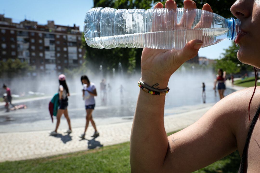 Una mujer bebe agua en una botella para refrescarse en Madrid durante la última ola de calor del mes de junio del 2019. 