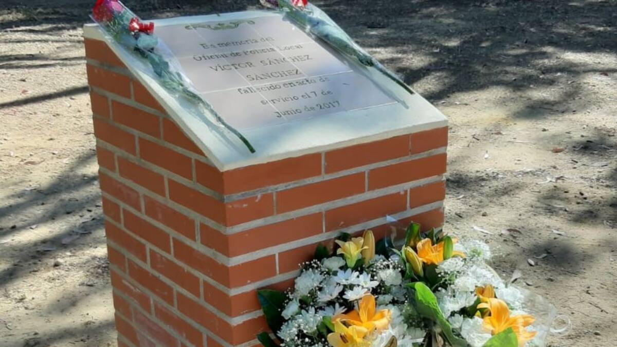 En el sexto aniversario de su muerte La Línea rinde homenaje al policía local Víctor Sánchez
