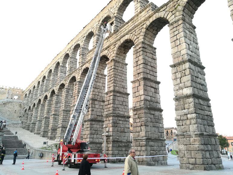 Momento en el que los bomberos revisan la talla de la Virgen del Acueducto .