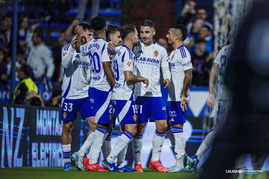 Los futbolistas del Real Zaragoza celebrán el gol de Soberón