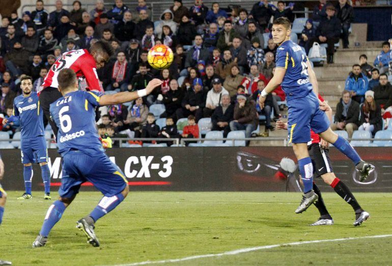 Iñaki Williams tira a puerta ante los defensas del Getafe Juan Cala y Velázquez. 