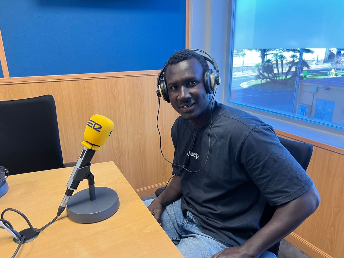 Moussa Diagne vuelca sus charlas en Cartagena para explicar una regularización masiva que despierta nerviosismo y esperanza