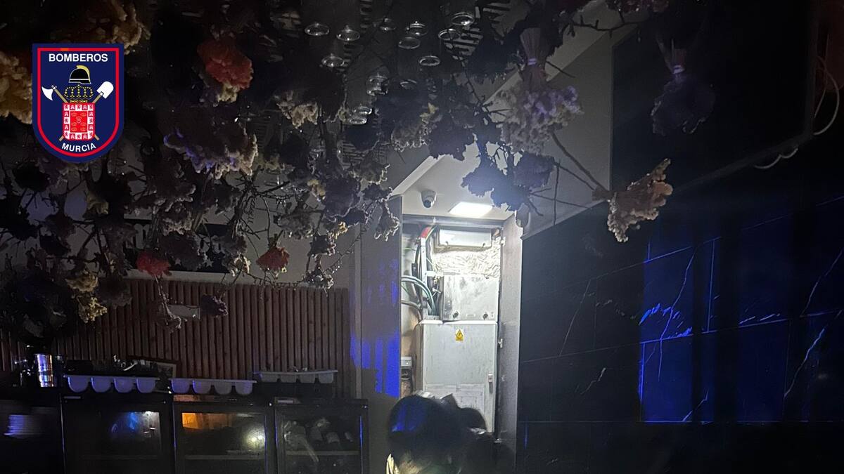 Apagan el incendio originado en un restaurante de la Plaza de las Flores de Murcia