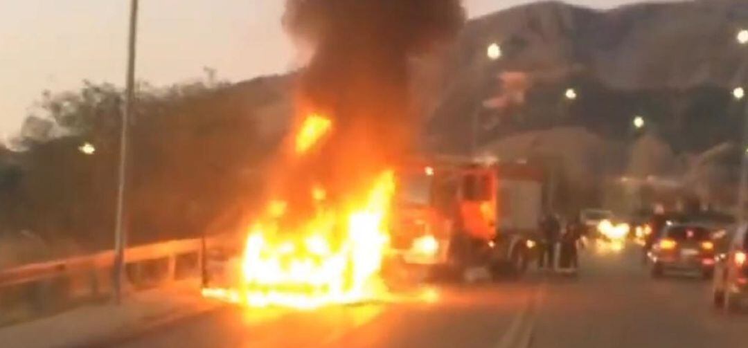 Los Bomberos han logrado sofocar las llamas del vehículo incendiado en la Ronda Sur.