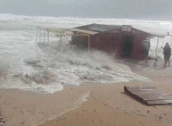 Temporal de mar en la playa de Daimús