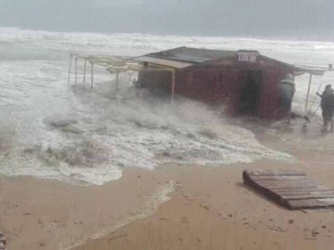 Temporal de mar en la playa de Daimús