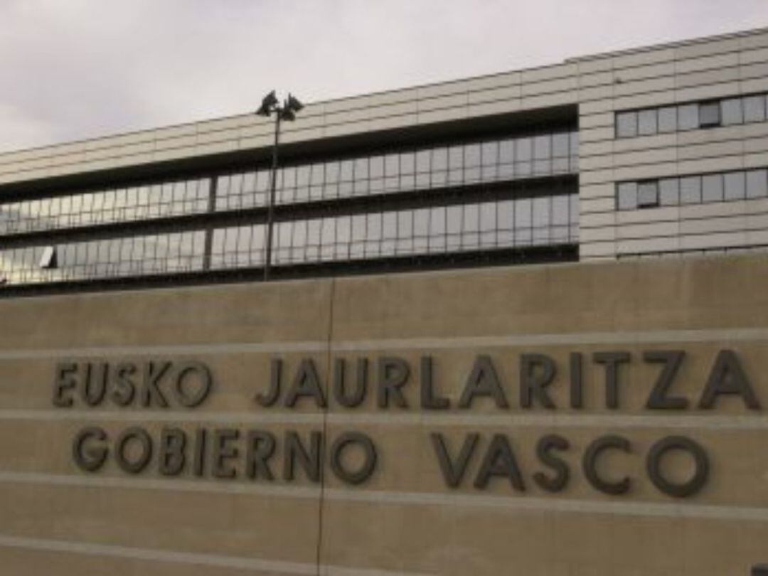 Los sindicatos representados en la Administración General del País Vasco y sus organismos autónomos han exigido al Gobierno Vasco una norma "de servicios presenciales esenciales" que tenga en cuenta que la plantilla puede trabajar desde casa y han amenazado con proponer movilizaciones si sus demandas para proteger la salud de los trabajadores ante la expansión del coronavirus no son atendidas.
