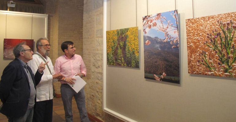 El diputado de Cultura, Juan Ángel Pérez, el fotógrafo Marco Rodríguez-Piñero (centro) y el ex consejero director del IEG, Pedro Galera.