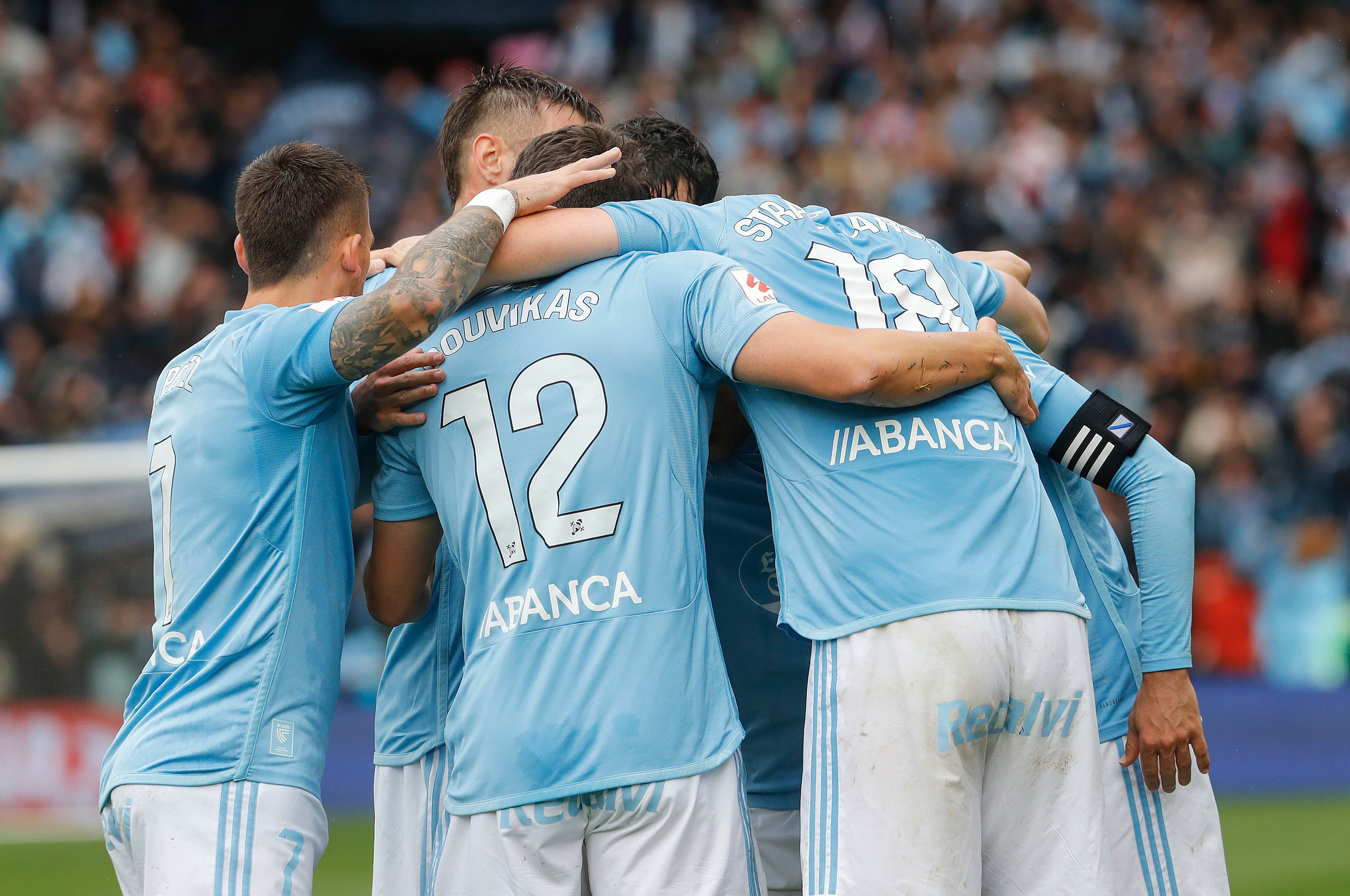 VIGO, 05/05/2024.- Los jugadores del Celta celebran un gol ante el Villarreal durante el partido de Liga celebrado este domingo en el estadio Balaidos de Vigo. EFE / Salvador Sas
