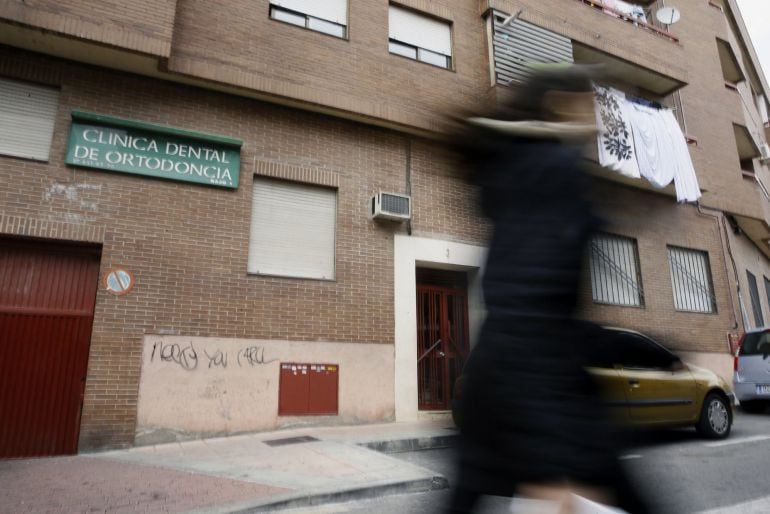 Exterior de la vivienda de Alcobendas (Madrid) donde el 11 de diciembre fue encontrada muerta una mujer de 44 años.