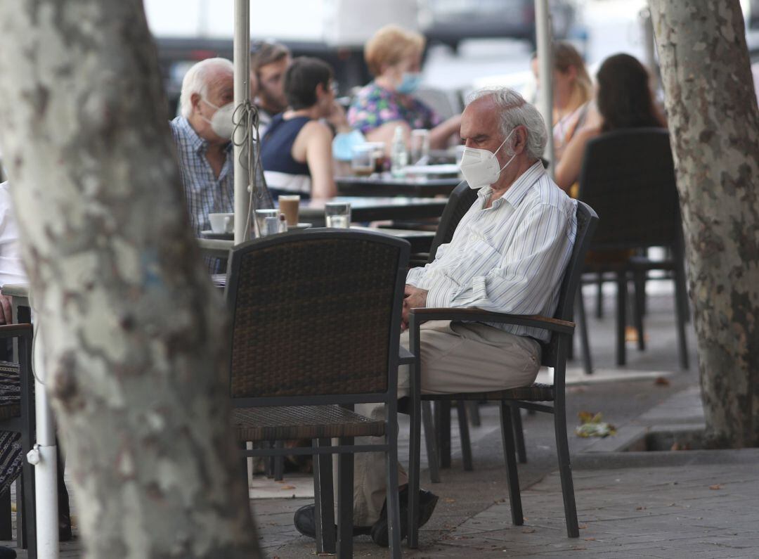 Varias personas disfrutan en una terraza 