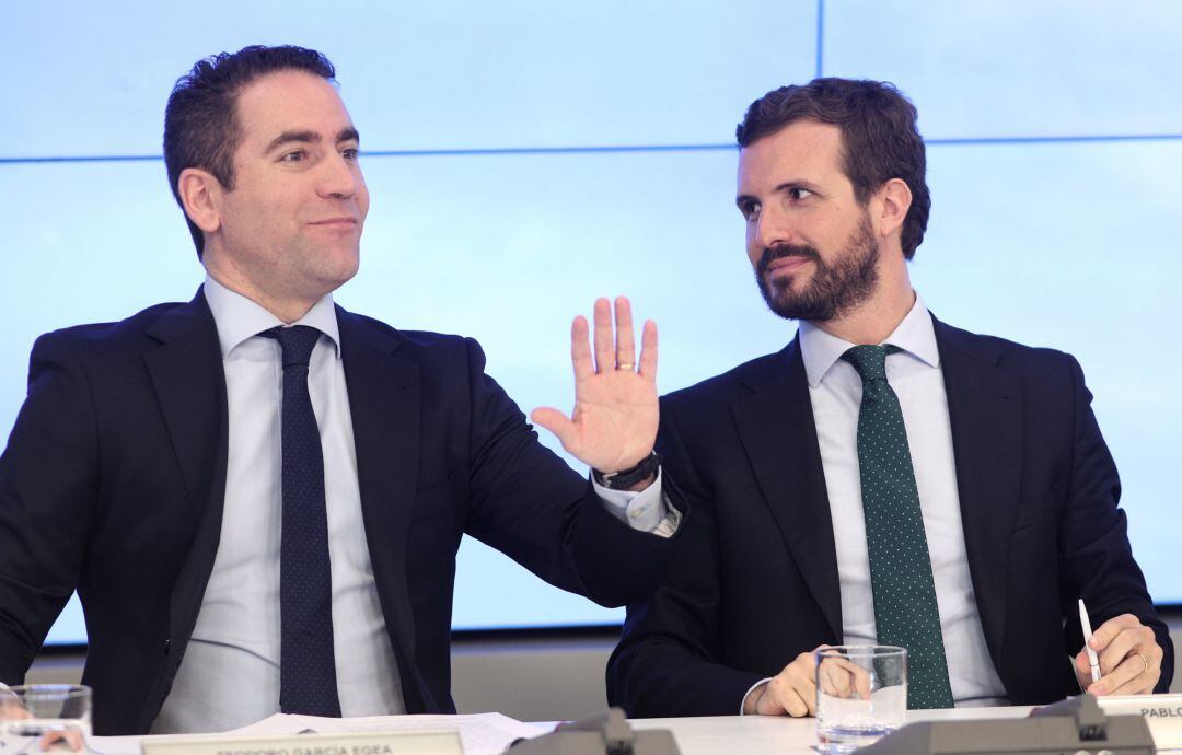 El secretario general del PP, Teodoro García Egea y el presidente del Partido Popular, Pablo Casado, momentos antes de empezar la reunión del Comité Ejecutivo Nacional del partido, en Madrid (España) a 12 de noviembre de 2019. 