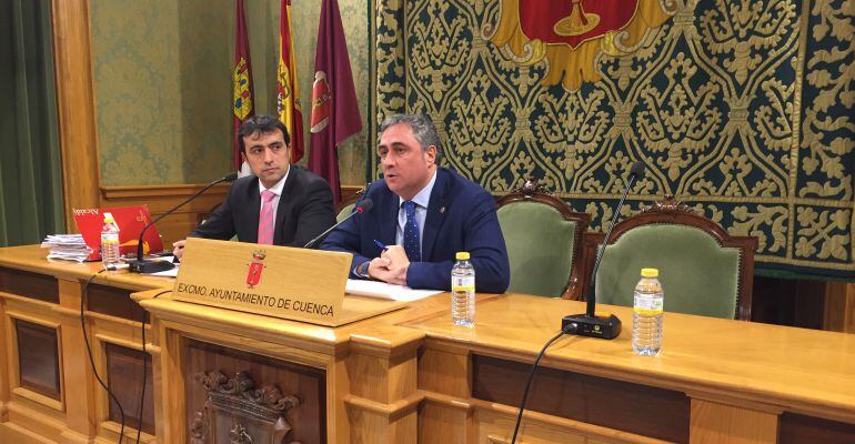 El alcalde, Ángel Mariscal (i) y el concejal de Personal y portavoz, José Ángel Gómez