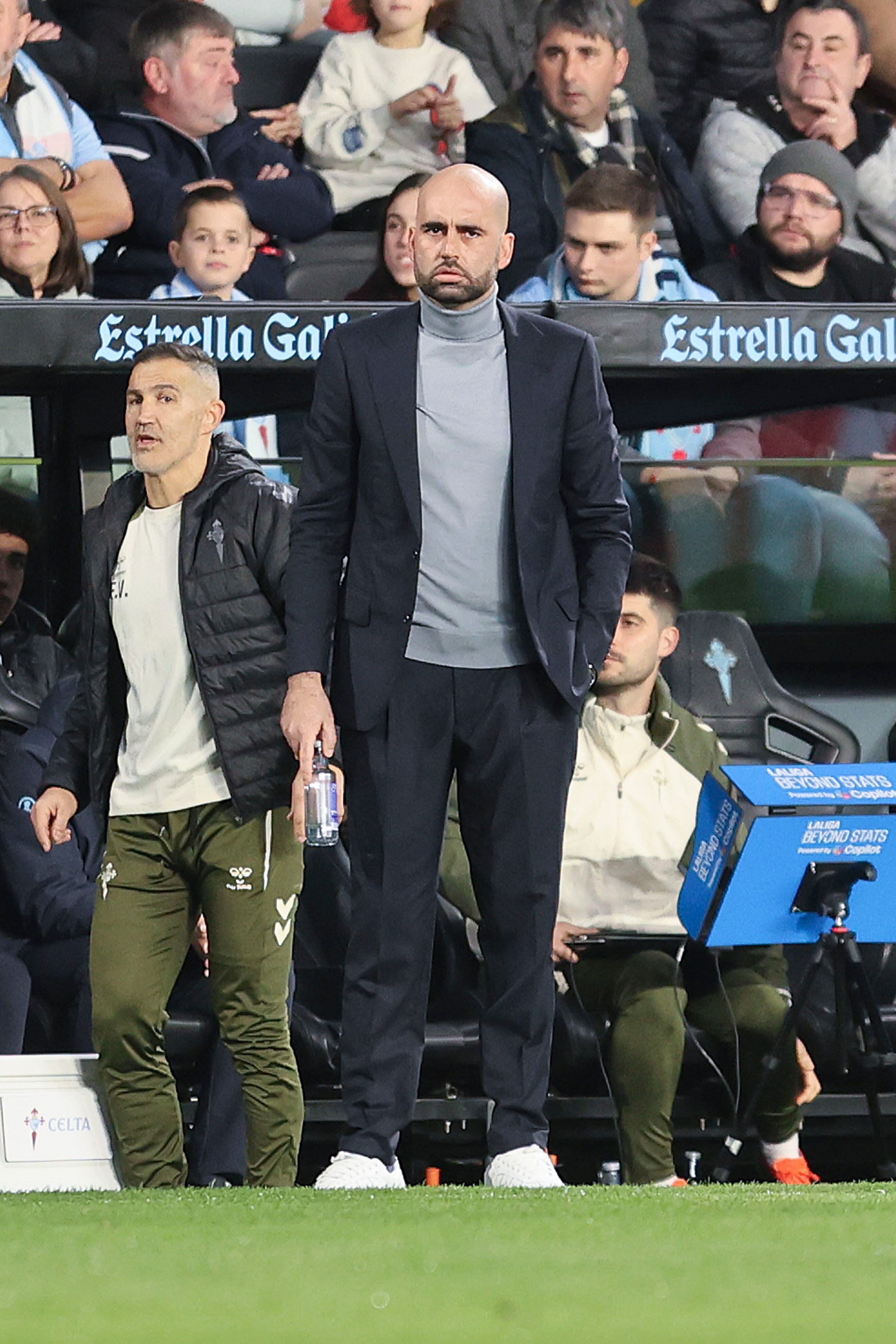 VIGO (PONTEVEDRA), 18/01/2026.- El entrenador del Celta, Claudio Giráldez, durante el partido de LaLiga de fútbol que Celta de Vigo y Rayo Vallecano disputan este domingo en el estadio de Balaídos. EFE/Salvador Sas
