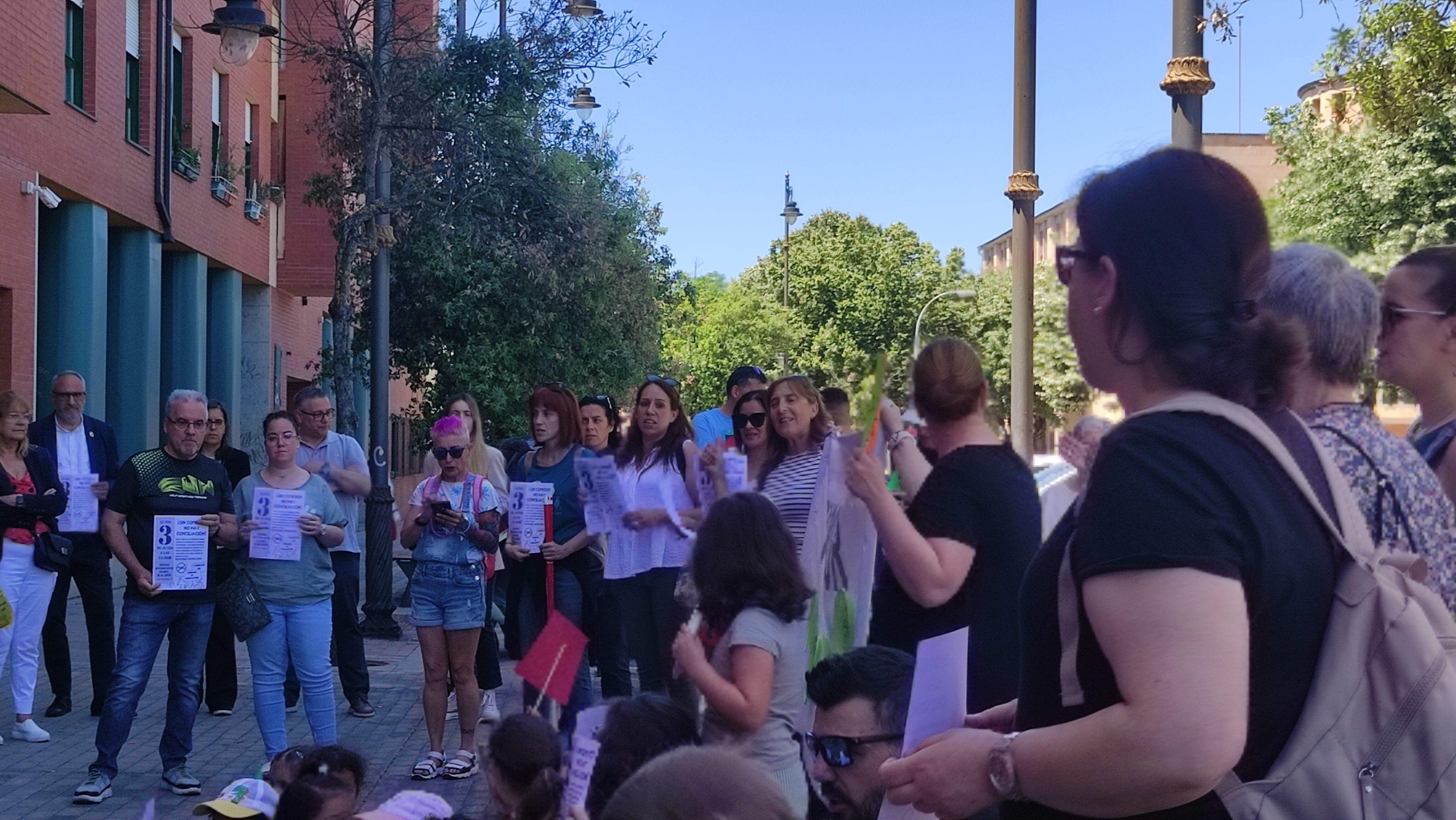 Madres y padres del centro escolar protestan a las puertas de la sede de la Junta en Ponferrada