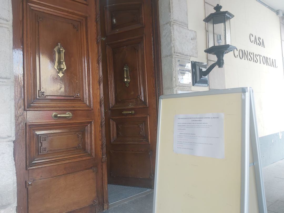 Cartel que anuncia los servicios a distancia del Ayuntamiento