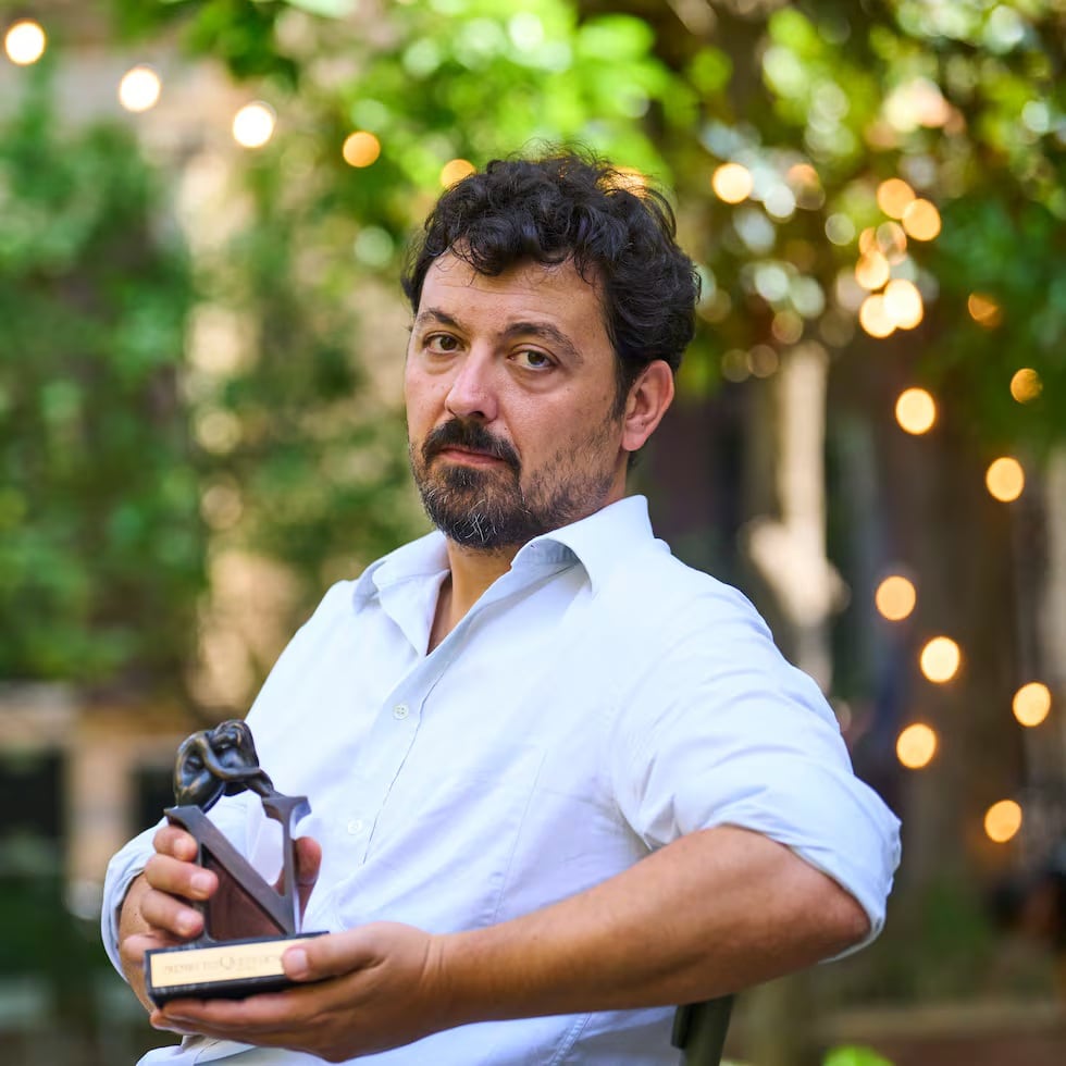 Francisco Serrano posa con el premio Tusquets