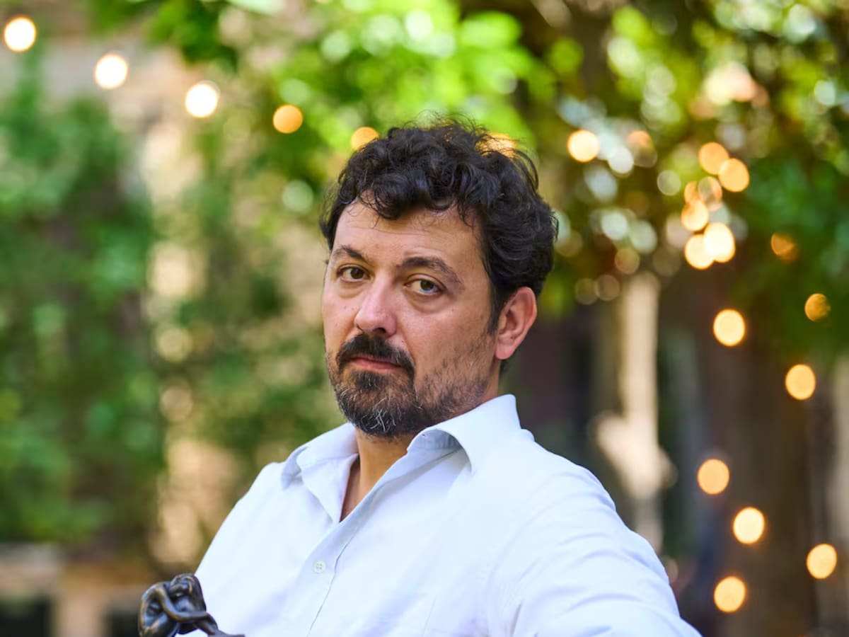 La biblioteca de Hoy por Hoy se convierte en una célula anticapitalista con la visita de Francisco Serrano