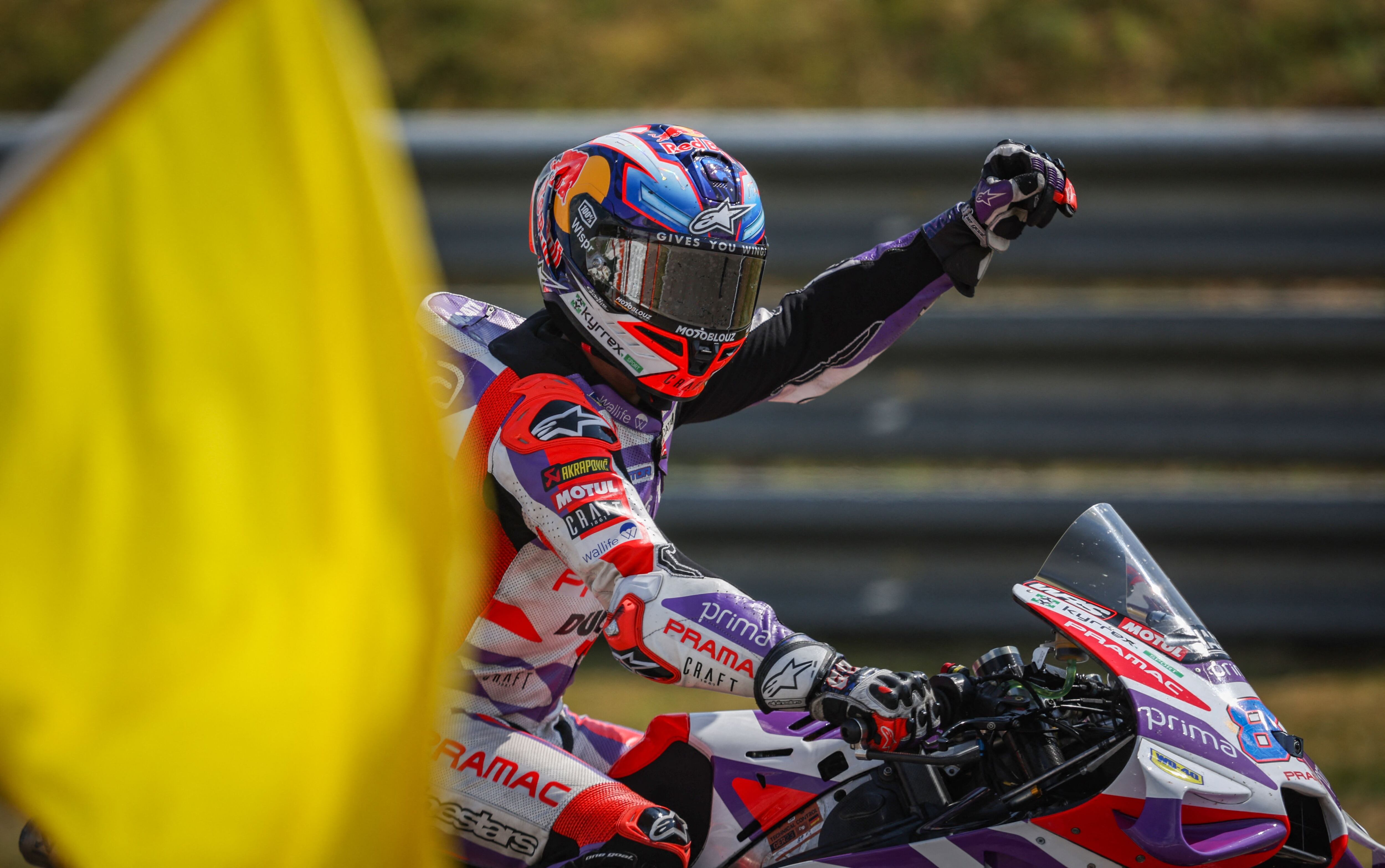 Jorge Martín celebra su victoria en la carrera al esprint.