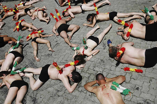 Varias personas se concentra en Pamplona en contra de la celebración de los encierros de San Fermín